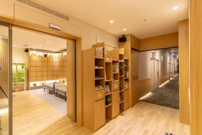 【桃園機場住宿】町・草休行館 CHO Stay｜二航廈超浮誇日系膠囊旅館！木質感小木屋、貼心免費備品，紅眼班機與轉機的睡眠救星！ @紫色微笑 Ben Jean 饗樂生活