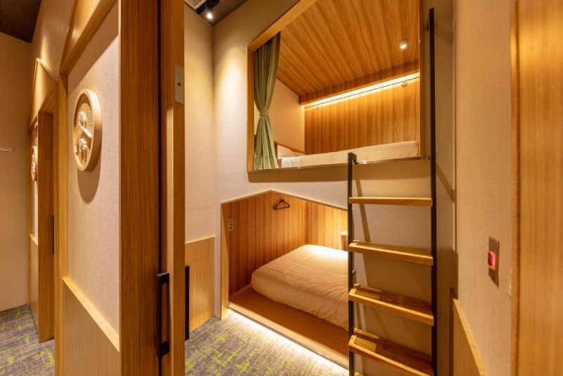【桃園機場住宿】町・草休行館 CHO Stay｜二航廈超浮誇日系膠囊旅館！木質感小木屋、貼心免費備品，紅眼班機與轉機的睡眠救星！ @紫色微笑 Ben Jean 饗樂生活