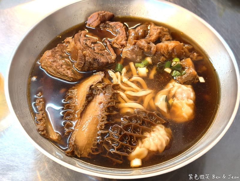 【老豫仔招牌牛肉麵】湯頭香濃、牛肉厚實軟嫩，在地人激推的牛肉麵口袋名單 @紫色微笑 Ben Jean 饗樂生活