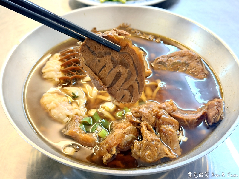 【老豫仔招牌牛肉麵】湯頭香濃、牛肉厚實軟嫩，在地人激推的牛肉麵口袋名單 @紫色微笑 Ben Jean 饗樂生活