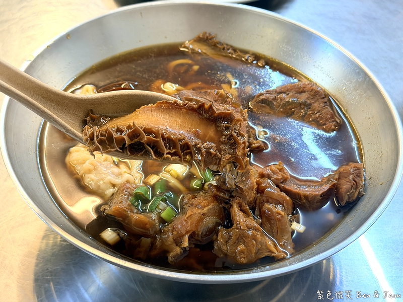【老豫仔招牌牛肉麵】湯頭香濃、牛肉厚實軟嫩，在地人激推的牛肉麵口袋名單 @紫色微笑 Ben Jean 饗樂生活