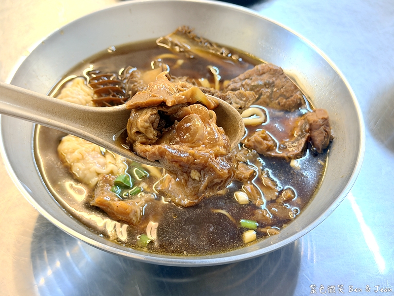【老豫仔招牌牛肉麵】湯頭香濃、牛肉厚實軟嫩，在地人激推的牛肉麵口袋名單 @紫色微笑 Ben Jean 饗樂生活
