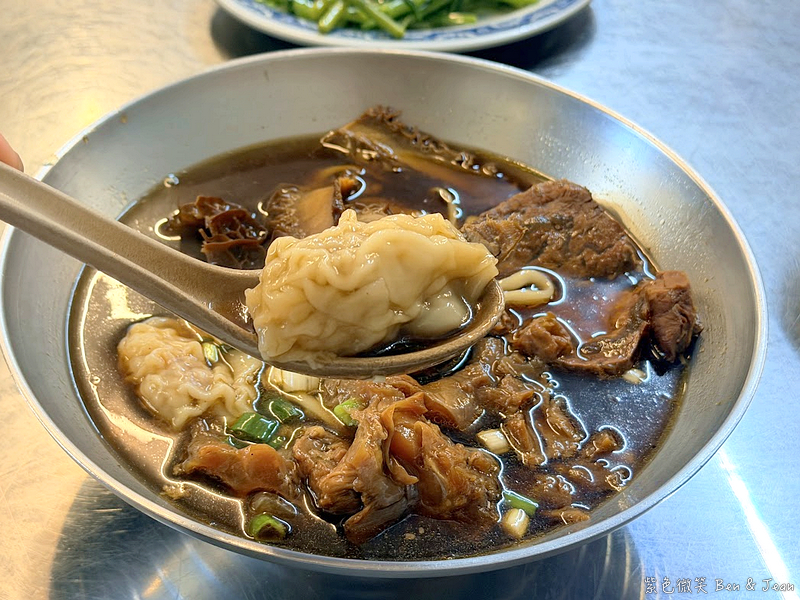 【老豫仔招牌牛肉麵】湯頭香濃、牛肉厚實軟嫩，在地人激推的牛肉麵口袋名單 @紫色微笑 Ben Jean 饗樂生活