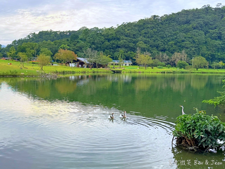【Herbelle Tea 湖畔茶屋】宜蘭礁溪龍潭湖畔絕美湖景咖啡廳,坐擁龍潭湖畔第一排絕美湖景,寵物友善、高CP值打卡熱點 @紫色微笑 Ben Jean 饗樂生活 【Herbelle Tea 湖畔茶屋】宜蘭礁溪龍潭湖畔絕美湖景咖啡廳,坐擁龍潭湖畔第一排絕美湖景,寵物友善、高CP值打卡熱點 @紫色微笑 Ben Jean 饗樂生活