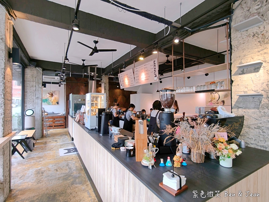 【2026宜蘭大學美食】萬記商行宜蘭路口店：可愛貓咪陪你用餐！在地人私藏早午餐及甜點，餐點咖啡更驚艷！ @紫色微笑 Ben Jean 饗樂生活