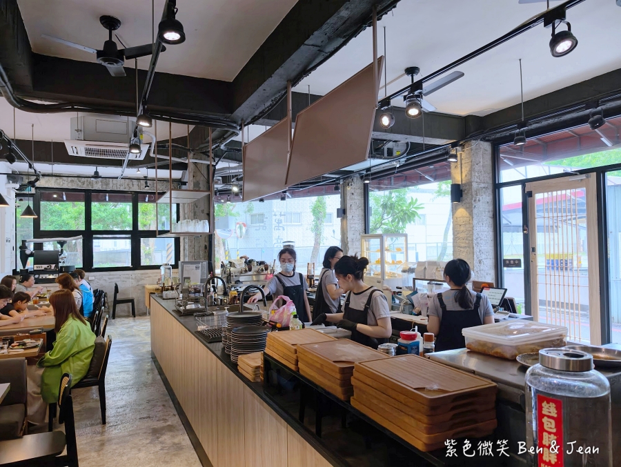 【2026宜蘭大學美食】萬記商行宜蘭路口店：可愛貓咪陪你用餐！在地人私藏早午餐及甜點，餐點咖啡更驚艷！ @紫色微笑 Ben Jean 饗樂生活
