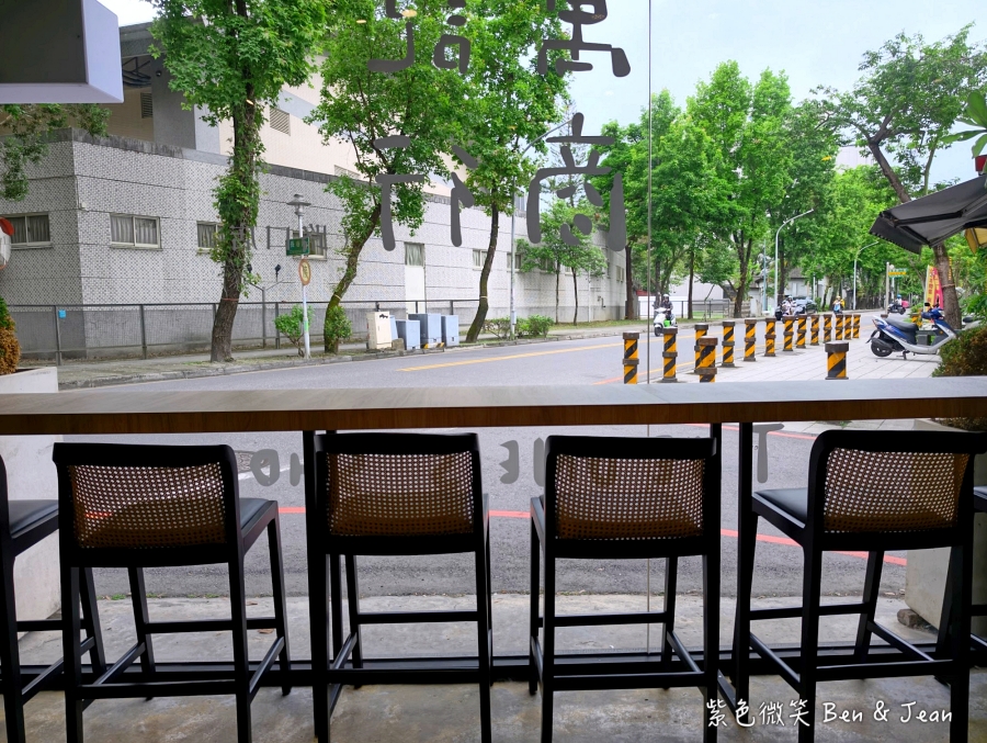 【2026宜蘭大學美食】萬記商行宜蘭路口店：可愛貓咪陪你用餐！在地人私藏早午餐及甜點，餐點咖啡更驚艷！ @紫色微笑 Ben Jean 饗樂生活