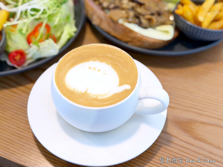 【2026宜蘭大學美食】萬記商行宜蘭路口店：可愛貓咪陪你用餐！在地人私藏早午餐及甜點，餐點咖啡更驚艷！ @紫色微笑 Ben Jean 饗樂生活
