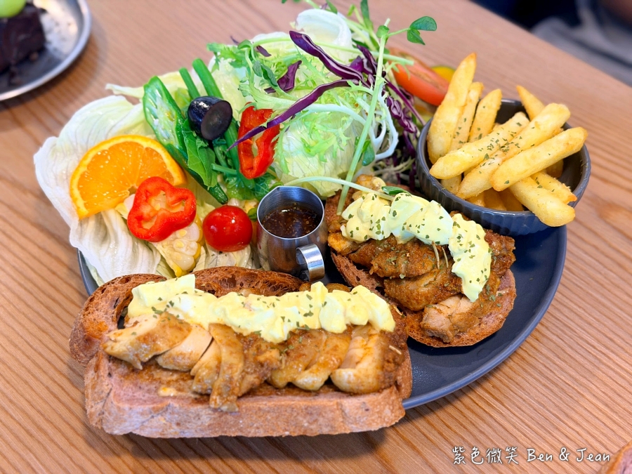 【2026宜蘭大學美食】萬記商行宜蘭路口店：可愛貓咪陪你用餐！在地人私藏早午餐及甜點，餐點咖啡更驚艷！ @紫色微笑 Ben Jean 饗樂生活