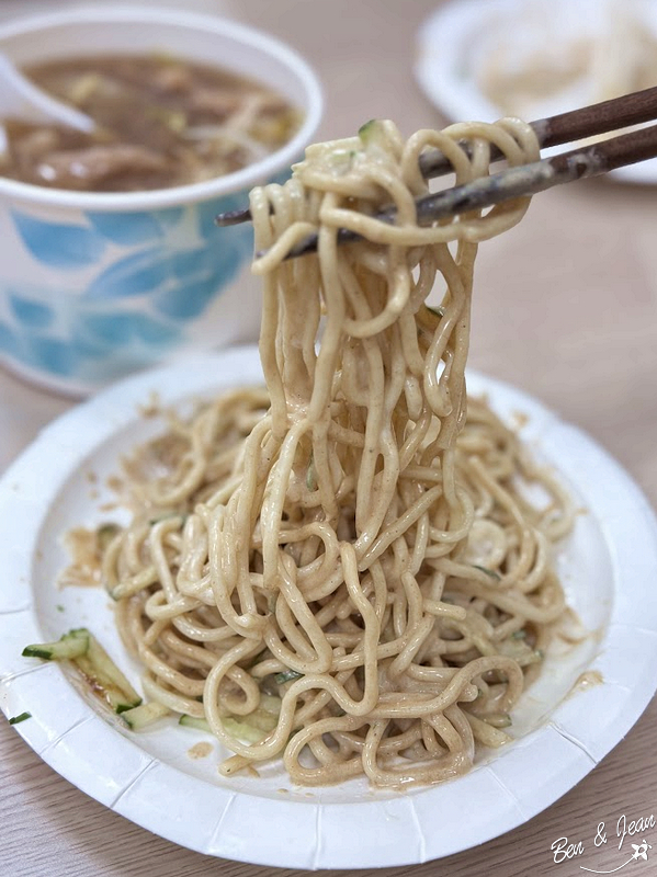 公園老店涼麵》加美乃滋的涼麵，口味新鮮有趣、加上香菇肉羹，是在地人推薦組合 @紫色微笑 Ben&amp;Jean 饗樂生活