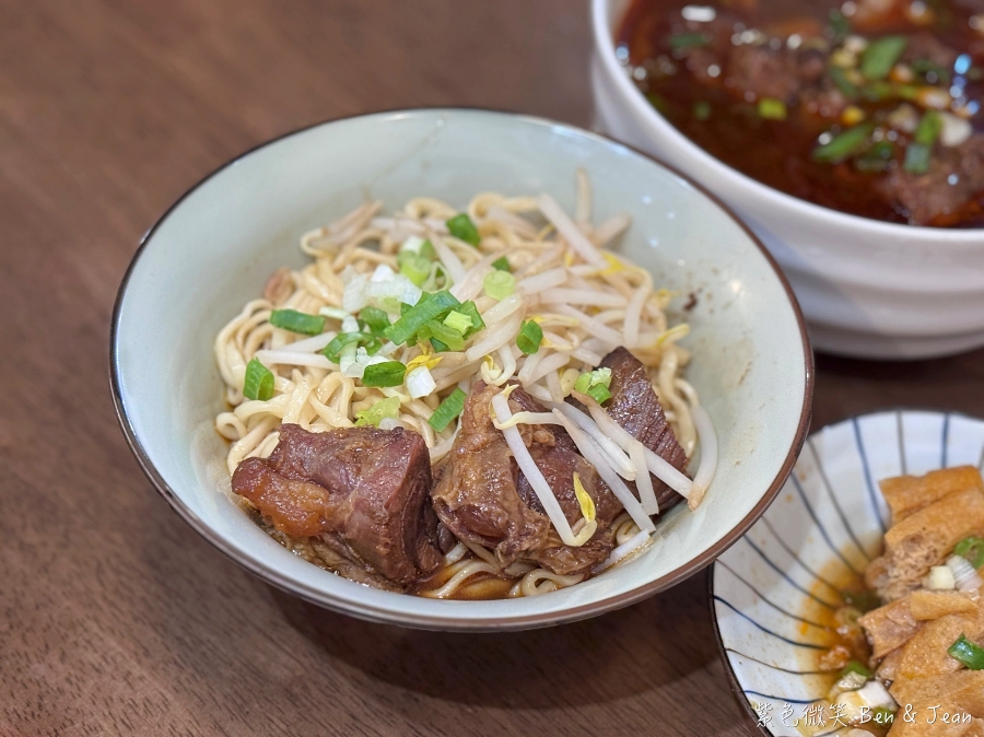 【吾春牛肉麵】宜蘭羅東文青牛肉麵專賣店，必吃紅燒、清燉牛肉麵，還有雞佛牛肉麵 (含菜單) @紫色微笑 Ben Jean 饗樂生活
