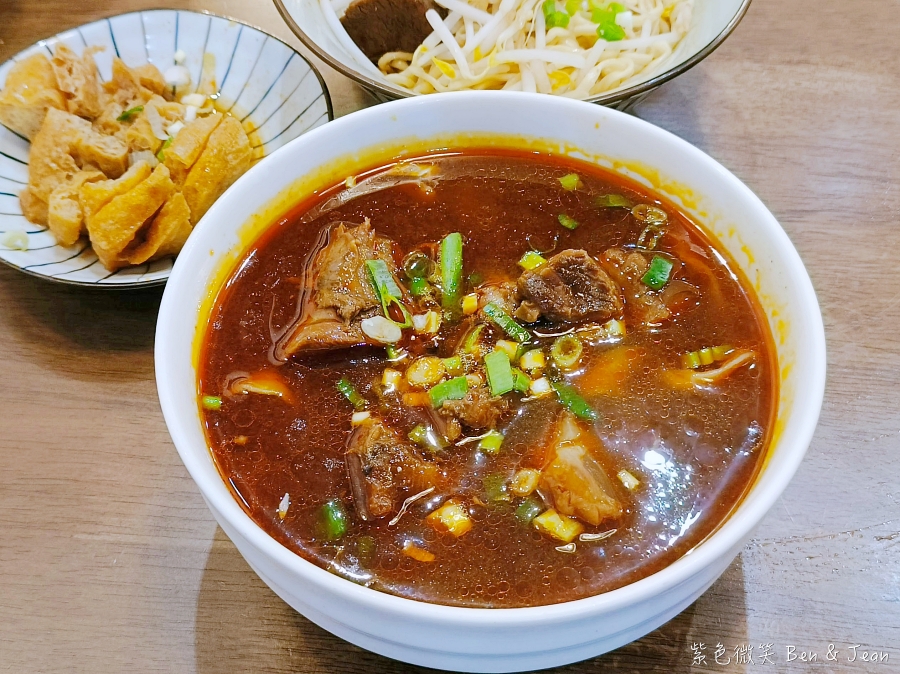 【吾春牛肉麵】宜蘭羅東文青牛肉麵專賣店，必吃紅燒、清燉牛肉麵，還有雞佛牛肉麵 (含菜單) @紫色微笑 Ben Jean 饗樂生活