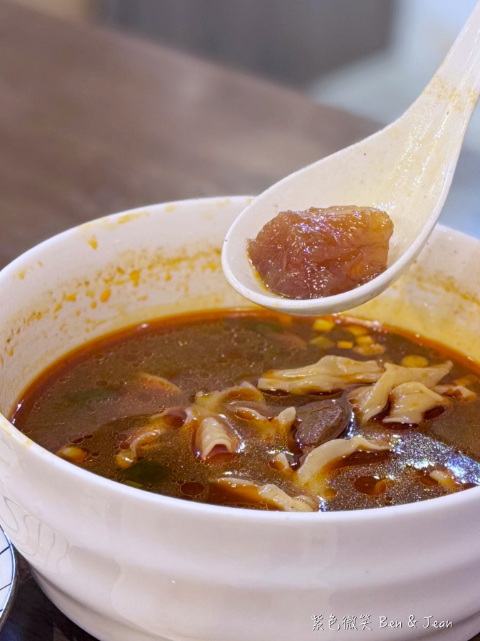 【吾春牛肉麵】宜蘭羅東文青牛肉麵專賣店，必吃紅燒、清燉牛肉麵，還有雞佛牛肉麵 (含菜單) @紫色微笑 Ben Jean 饗樂生活