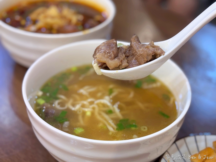 【吾春牛肉麵】宜蘭羅東文青牛肉麵專賣店，必吃紅燒、清燉牛肉麵，還有雞佛牛肉麵 (含菜單) @紫色微笑 Ben Jean 饗樂生活