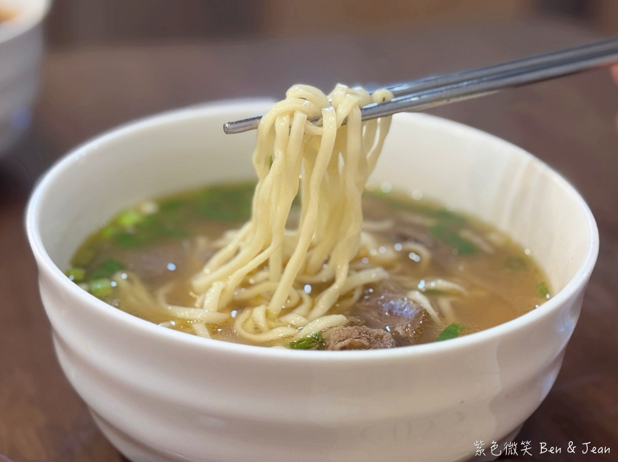 【吾春牛肉麵】宜蘭羅東文青牛肉麵專賣店，必吃紅燒、清燉牛肉麵，還有雞佛牛肉麵 (含菜單) @紫色微笑 Ben Jean 饗樂生活