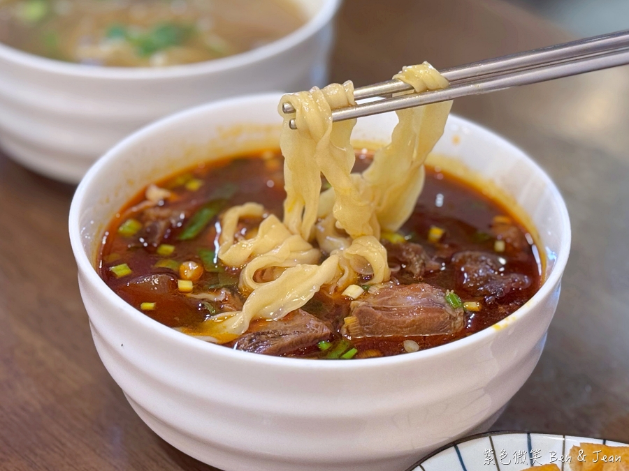 【吾春牛肉麵】宜蘭羅東文青牛肉麵專賣店，必吃紅燒、清燉牛肉麵，還有雞佛牛肉麵 (含菜單) @紫色微笑 Ben Jean 饗樂生活