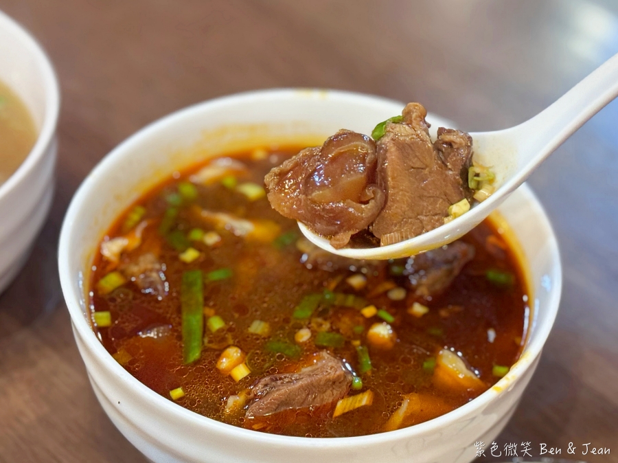 【吾春牛肉麵】宜蘭羅東文青牛肉麵專賣店，必吃紅燒、清燉牛肉麵，還有雞佛牛肉麵 (含菜單) @紫色微笑 Ben Jean 饗樂生活