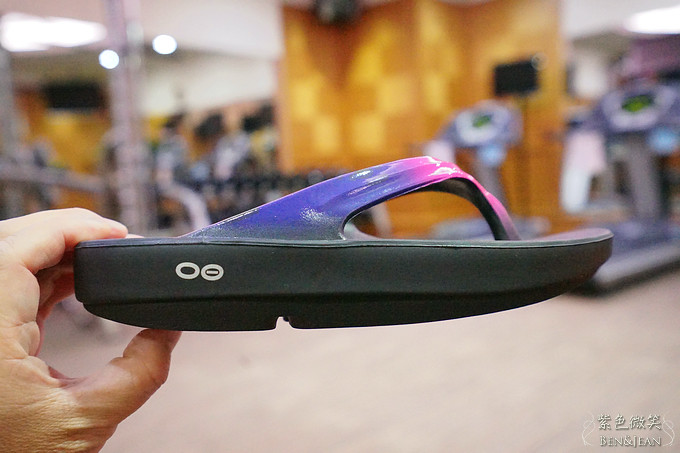 OOFOS 美國紓壓鞋/美腿紓壓神器~獨特的材質與設計，不僅是國外運動員訓練、比賽後足部紓壓的首選外，更成為歐美模特兒們在平時及家裡穿著的纾壓按摩鞋子 @紫色微笑 Ben&amp;Jean 饗樂生活