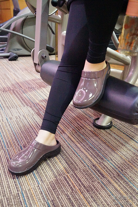 OOFOS 美國紓壓鞋/美腿紓壓神器~獨特的材質與設計，不僅是國外運動員訓練、比賽後足部紓壓的首選外，更成為歐美模特兒們在平時及家裡穿著的纾壓按摩鞋子 @紫色微笑 Ben&amp;Jean 饗樂生活