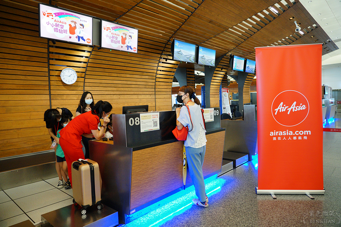 【AirAsia 小小航空體驗班】小小空服員真實cosplay，體驗一日航空從業人員、check-in手續、登機廣播，還能近距離看飛機起飛！嗨翻桃園機場 @紫色微笑 Ben&amp;Jean 饗樂生活
