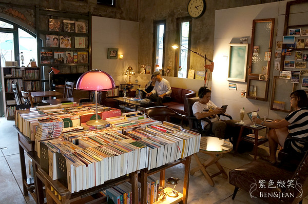 ▋宜蘭市旅遊▋舊書櫃。二手書 咖啡 輕食~車站舊倉庫與懷舊人文風的邂逅 @紫色微笑 Ben&amp;Jean 饗樂生活